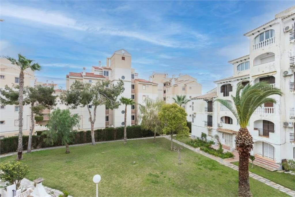 Beautiful Apartment With 2 Bedrooms Close To Beach 托雷维耶哈 外观 照片